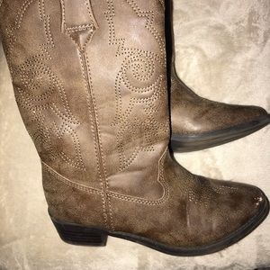 Boys size 2 cowboy boot